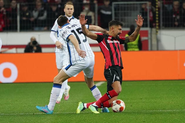 GER, UEFA EL Bayer 04 Leverkusen (GER) vs. Atalanta Bergamo (ITA) 17.03.2022, BayArena, Leverkusen, Europalegue, Gruppenhase, 5. Spieltag, GER, UEFA EL Bayer 04 Leverkusen (GER) vs. Atalanta Bergamo (ITA), im Bild: Kerem Demirbay (Leverkusen 10), im Zweikampf gegen Marten de Roon (Bergamo 15),
