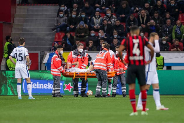17.03.2022, Fussball, Saison 2021 2022, UEFA Europa League, Achtelfinale, Rückspiel, Runde 2 2, Bayer Leverkusen - Atalanta Bergamo, Rafael Toloi (Atalanta Bergamo) muss das Spielfeld verletzt verlassen, Foto: Dennis Ewert RHR-FOTO xRHR-FOTO DEx