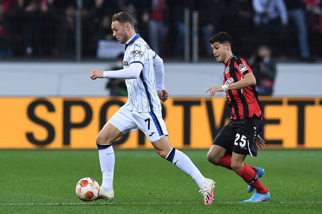Fußball Europa League Achtelfinale Bayer 04 Leverkusen - Atalanta Bergamo am 17.03.2022 in der BayArena in Leverkusen Teun Koopmeiners ( Bergamo ), links - Exequiel Palacios ( Leverkusen ), rechts