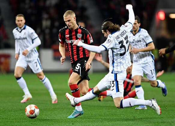17.03.2022, Leverkusen, Deutschland, BayArena, Bayer 04 Leverkusen vs. Atalanta Bergamo - UEFA Europa League - Achtelfinale, Mitchel Bakker (Bayer 04 Leverkusen) und Hans Hateboer (Atalanta Bergamo) im Zweikampf (Foto Ralf Treese) Leverkusen BayArena Nordrhein-Westfalen Deutschland