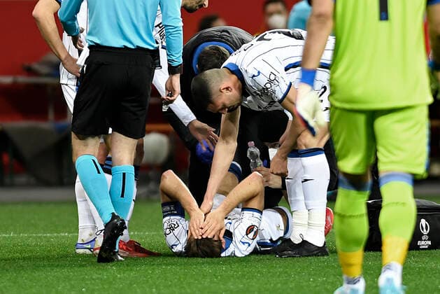 17.03.2022, Leverkusen, Deutschland, BayArena, Bayer 04 Leverkusen vs. Atalanta Bergamo - UEFA Europa League - Achtelfinale, Rafael Toloi (Atalanta Bergamo) verletzt (Foto Ralf Treese) Leverkusen BayArena Nordrhein-Westfalen Deutschland