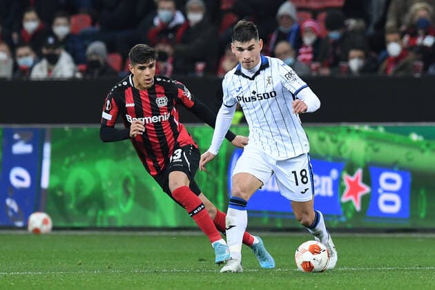 Fußball Europa League Achtelfinale Bayer 04 Leverkusen - Atalanta Bergamo am 17.03.2022 in der BayArena in Leverkusen Piero Hincapie ( Leverkusen ), links - Ruslan Malinovskyi ( Bergamo ), rechts