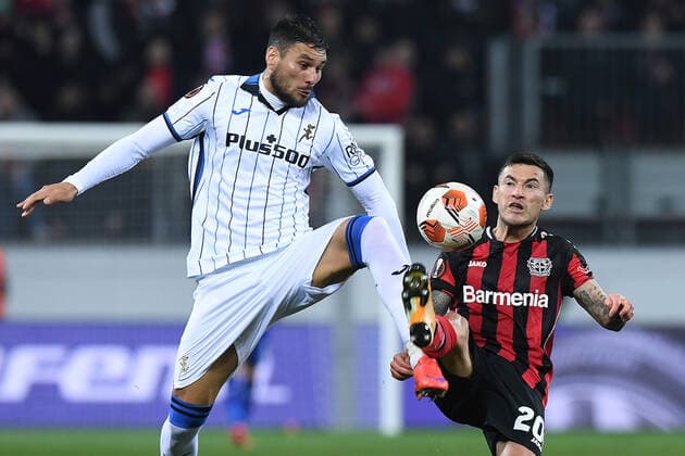 Fußball Europa League Achtelfinale Bayer 04 Leverkusen - Atalanta Bergamo am 17.03.2022 in der BayArena in Leverkusen Jose Luis Palomino ( Bergamo ), links - Charles Aranguiz ( Leverkusen ), rechts