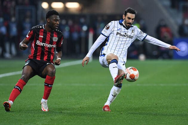 Fußball Europa League Achtelfinale Bayer 04 Leverkusen - Atalanta Bergamo am 17.03.2022 in der BayArena in Leverkusen Timothy Fosu-Mensah ( Leverkusen ), links - Davide Zappacosta ( Bergamo ), rechts