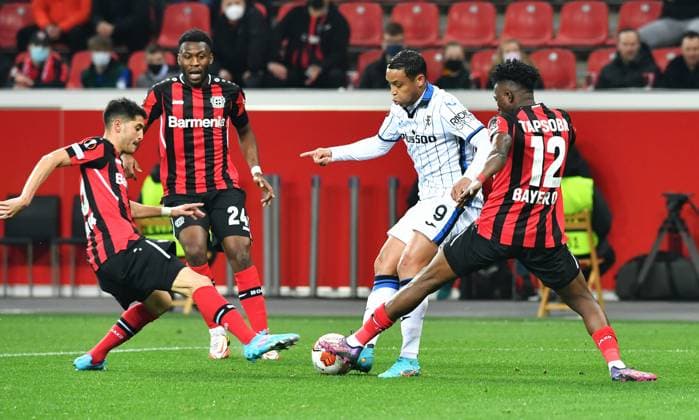 Fussball, UEFA Europa League, Herren, Saison 2021 2022, Achtelfinale, BayArena Leverkusen, Bayer Leverkusen (rot) - Atalanta Bergamo (weiss); Luis Muriel (ATB), Edmond Tapsoba (LEV), Exequiel Palacios (LEV), Timothy Fosu-Mensah (LEV). Aktion UEFA REGULATIONS PROHIBIT ANY USE OF PHOTOGRAPHS AS IMAGE SEQUENCES AND OR QUASI-VIDEO.