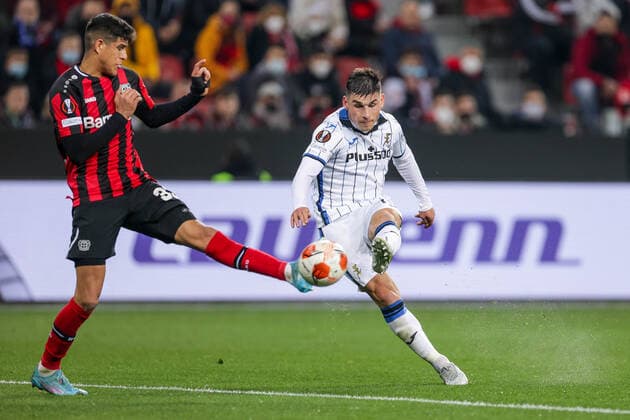 17.03.2022, Fussball, Saison 2021 2022, UEFA Europa League, Achtelfinale, Rückspiel, Runde 2 2, Bayer Leverkusen - Atalanta Bergamo, v. l. Piero Hincapie (Bayer 04 Leverkusen), Ruslan Malinovskyi (Atalanta Bergamo), Foto: Dennis Ewert RHR-FOTO xRHR-FOTO DEx