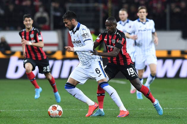 Fußball Europa League Achtelfinale Bayer 04 Leverkusen - Atalanta Bergamo am 17.03.2022 in der BayArena in Leverkusen Jose Luis Palomino ( Bergamo ), links - Moussa Diaby ( Leverkusen ), rechts