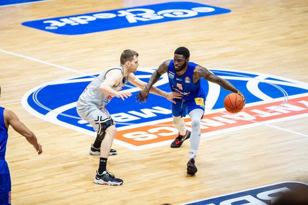 BB-1BL Syntainics MBC - JobStairs Giessen 46er AJ English (Syntainics MBC) im Duell mit Florian Koch (46er) waehrend der Begegnung Saison 2021-2022 (Herren) in der EasyCredit Bundesliga zwischen Syntainics MBC und JobStairs Giessen 46er in der Stadthalle Weissenfels am 17. March 2022 in Weissenfels, Sachsen Anhalt, Deutschland