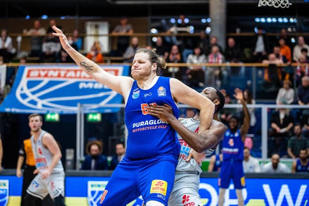 BB-1BL Syntainics MBC - JobStairs Giessen 46er John Bryant (Syntainics MBC) im Duell mit Jalon Demarco Miller (46er) waehrend der Begegnung Saison 2021-2022 (Herren) in der EasyCredit Bundesliga zwischen Syntainics MBC und JobStairs Giessen 46er in der Stadthalle Weissenfels am 17. March 2022 in Weissenfels, Sachsen Anhalt, Deutschland