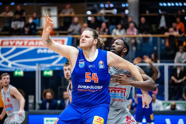 BB-1BL Syntainics MBC - JobStairs Giessen 46er John Bryant (Syntainics MBC) im Duell mit Jalon Demarco Miller (46er) waehrend der Begegnung Saison 2021-2022 (Herren) in der EasyCredit Bundesliga zwischen Syntainics MBC und JobStairs Giessen 46er in der Stadthalle Weissenfels am 17. March 2022 in Weissenfels, Sachsen Anhalt, Deutschland