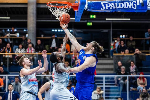 BB-1BL Syntainics MBC - JobStairs Giessen 46er John Bryant (Syntainics MBC) im Duell mit Jalon Demarco Miller (46er) waehrend der Begegnung Saison 2021-2022 (Herren) in der EasyCredit Bundesliga zwischen Syntainics MBC und JobStairs Giessen 46er in der Stadthalle Weissenfels am 17. March 2022 in Weissenfels, Sachsen Anhalt, Deutschland