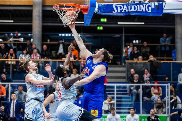 BB-1BL Syntainics MBC - JobStairs Giessen 46er John Bryant (Syntainics MBC) im Duell mit Jalon Demarco Miller (46er) waehrend der Begegnung Saison 2021-2022 (Herren) in der EasyCredit Bundesliga zwischen Syntainics MBC und JobStairs Giessen 46er in der Stadthalle Weissenfels am 17. March 2022 in Weissenfels, Sachsen Anhalt, Deutschland