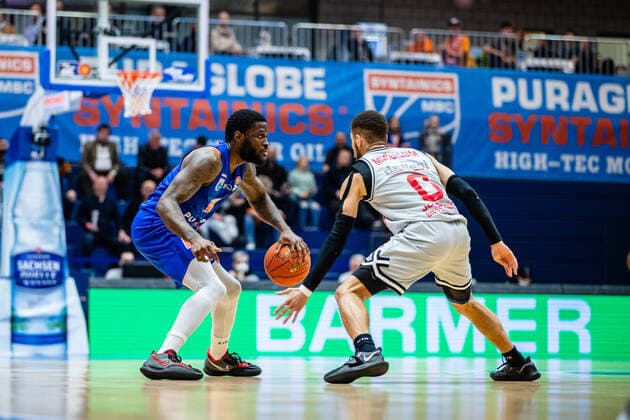 BB-1BL Syntainics MBC - JobStairs Giessen 46er AJ English (Syntainics MBC) und Kendale Deshawn Mccullum (46er) waehrend der Begegnung Saison 2021-2022 (Herren) in der EasyCredit Bundesliga zwischen Syntainics MBC und JobStairs Giessen 46er in der Stadthalle Weissenfels am 17. March 2022 in Weissenfels, Sachsen Anhalt, Deutschland
