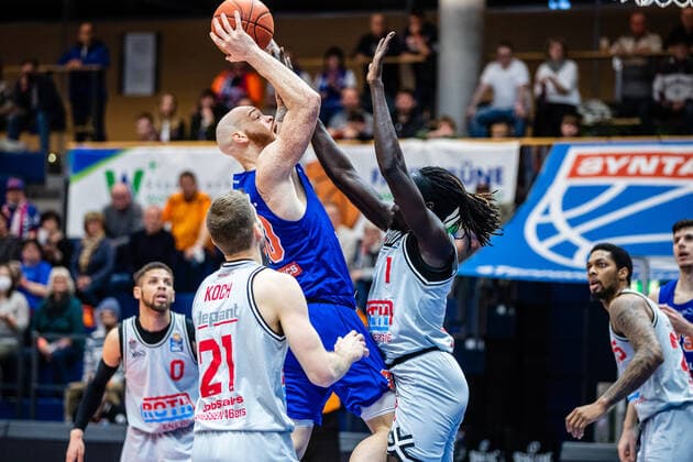 BB-1BL Syntainics MBC - JobStairs Giessen 46er Reggie Upshaw (Syntainics MBC) im Duell mit Nuni Omot (46er) waehrend der Begegnung Saison 2021-2022 (Herren) in der EasyCredit Bundesliga zwischen Syntainics MBC und JobStairs Giessen 46er in der Stadthalle Weissenfels am 17. March 2022 in Weissenfels, Sachsen Anhalt, Deutschland