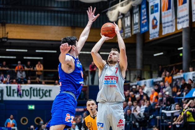 BB-1BL Syntainics MBC - JobStairs Giessen 46er Martins Laksa (46er) und Gorna Huskic (Syntainics MBC) waehrend der Begegnung Saison 2021-2022 (Herren) in der EasyCredit Bundesliga zwischen Syntainics MBC und JobStairs Giessen 46er in der Stadthalle Weissenfels am 17. March 2022 in Weissenfels, Sachsen Anhalt, Deutschland