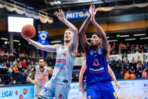 BB-1BL Syntainics MBC - JobStairs Giessen 46er Bjarne Kraushaar (46er) und Kostja Mushidi (Syntainics MBC) waehrend der Begegnung Saison 2021-2022 (Herren) in der EasyCredit Bundesliga zwischen Syntainics MBC und JobStairs Giessen 46er in der Stadthalle Weissenfels am 17. March 2022 in Weissenfels, Sachsen Anhalt, Deutschland