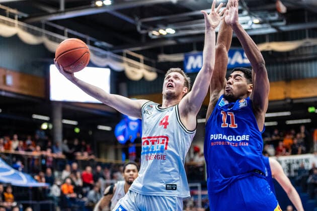 BB-1BL Syntainics MBC - JobStairs Giessen 46er Bjarne Kraushaar (46er) und Kostja Mushidi (Syntainics MBC) waehrend der Begegnung Saison 2021-2022 (Herren) in der EasyCredit Bundesliga zwischen Syntainics MBC und JobStairs Giessen 46er in der Stadthalle Weissenfels am 17. March 2022 in Weissenfels, Sachsen Anhalt, Deutschland