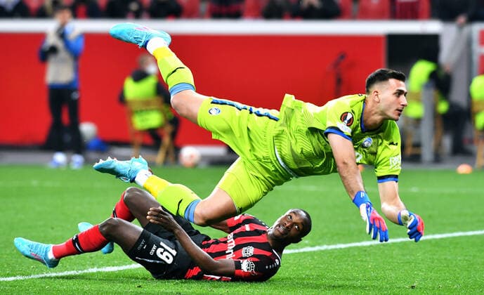 Fussball, UEFA Europa League, Herren, Saison 2021 2022, Achtelfinale, BayArena Leverkusen, Bayer Leverkusen (rot) - Atalanta Bergamo (weiss); Moussa Diaby (LEV), Juan Musso (ATB). Aktion UEFA REGULATIONS PROHIBIT ANY USE OF PHOTOGRAPHS AS IMAGE SEQUENCES AND OR QUASI-VIDEO.