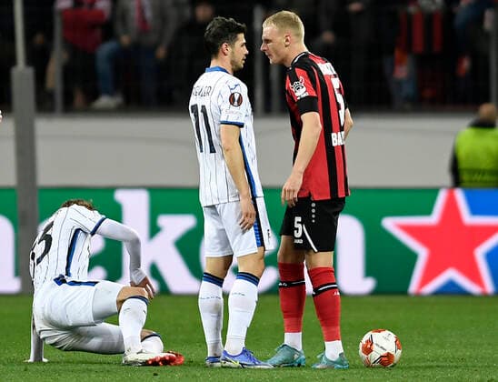 17.03.2022, Leverkusen, Deutschland, BayArena, Bayer 04 Leverkusen vs. Atalanta Bergamo - UEFA Europa League - Achtelfinale, Remo Freuler (Atalanta Bergamo) und Mitchel Bakker (Bayer 04 Leverkusen) spricht mit (Foto Ralf Treese) Leverkusen BayArena Nordrhein-Westfalen Deutschland