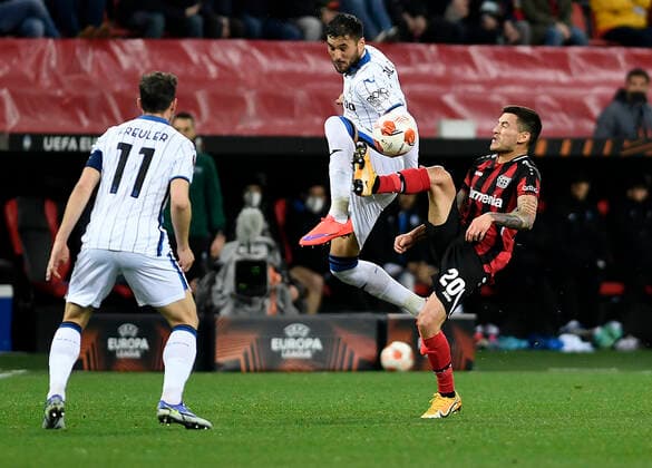 17.03.2022, Leverkusen, Deutschland, BayArena, Bayer 04 Leverkusen vs. Atalanta Bergamo - UEFA Europa League - Achtelfinale, Jose Luis Palomino (Atalanta Bergamo) und Charles Aranguiz (Bayer 04 Leverkusen) im Zweikampf (Foto Ralf Treese) Leverkusen BayArena Nordrhein-Westfalen Deutschland