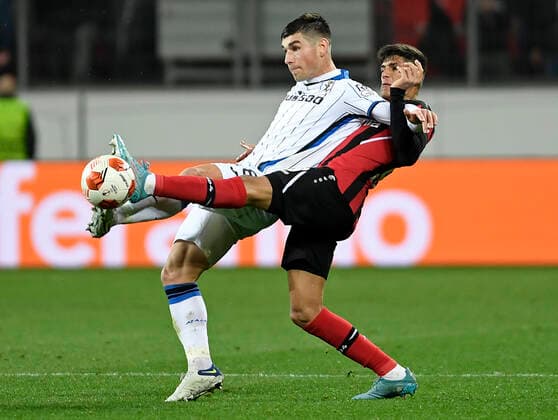 17.03.2022, Leverkusen, Deutschland, BayArena, Bayer 04 Leverkusen vs. Atalanta Bergamo - UEFA Europa League - Achtelfinale, Ruslan Malinovskyi (Atalanta Bergamo) und Piero Hincapie (Bayer 04 Leverkusen) im Zweikampf (Foto Ralf Treese) Leverkusen BayArena Nordrhein-Westfalen Deutschland