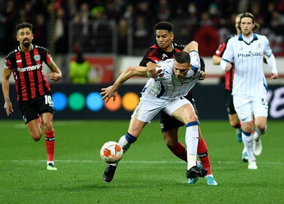 17.03.2022, Leverkusen, Deutschland, BayArena, Bayer 04 Leverkusen vs. Atalanta Bergamo - UEFA Europa League - Achtelfinale, Merih Demiral (Atalanta Bergamo) und Amine Adli (Bayer 04 Leverkusen) im Zweikampf (Foto Ralf Treese) Leverkusen BayArena Nordrhein-Westfalen Deutschland