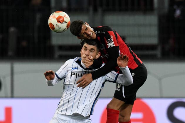 Piero Hincapie ( Bayer 04 Leverkusen ) im Zweikampf mit Ruslan Malinovskyi ( Atalanta Bergamo ). 17.03.2022, Fussball, Europaleague, Bayer 04 Leverkusen vs Atalanta Bergamo UEFA REGULATIONS PROHIBIT ANY USE OF PHOTOGRAPHS AS IMAGE SEQUENCES AND OR QUASI-VIDEO 17.03.2022, Fussball, Europaleague, Bayer 04 Leverkusen vs Atalanta Bergamo Leverkusen Copyright: xEibner-Pressefotox