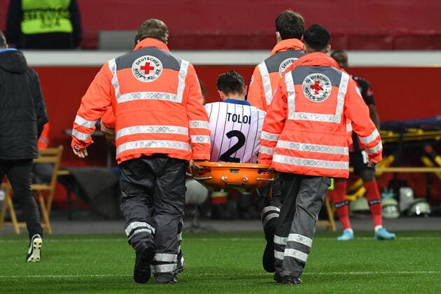 Rafael Toloi ( Atalanta Bergamo ) muss verletzt vom Platz getragen werden. 17.03.2022, Fussball, Europaleague, Bayer 04 Leverkusen vs Atalanta Bergamo UEFA REGULATIONS PROHIBIT ANY USE OF PHOTOGRAPHS AS IMAGE SEQUENCES AND OR QUASI-VIDEO 17.03.2022, Fussball, Europaleague, Bayer 04 Leverkusen vs Atalanta Bergamo Leverkusen Copyright: xEibner-Pressefotox