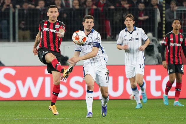 GER, UEFA EL Bayer 04 Leverkusen (GER) vs. Atalanta Bergamo (ITA) 17.03.2022, BayArena, Leverkusen, Europalegue, Gruppenhase, 5. Spieltag, GER, UEFA EL Bayer 04 Leverkusen (GER) vs. Atalanta Bergamo (ITA), im Bild: Charles Aránguiz (Leverkusen 20), im Zweikampf gegen Giuseppe Pezzella (Bergamo 13),