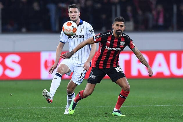 Fußball Europa League Achtelfinale Bayer 04 Leverkusen - Atalanta Bergamo am 17.03.2022 in der BayArena in Leverkusen Berat Djimsiti ( Bergamo ), links - Kerem Demirbay ( Leverkusen ), rechts