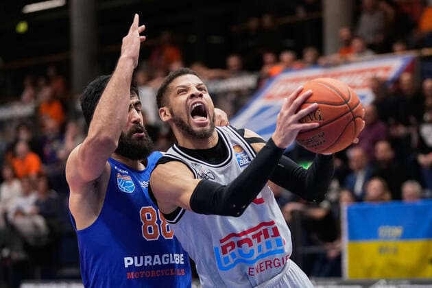 Behnam Yakhchali (MBC, 88), Kendale McCullum (Giessen, 0), Syntainics MBC vs. JobStairs GIESSEN 46ers, Basketball Bundesliga, Maenner, 2021 2022, Nachholspiel, 20. Spieltag, 17.03.2022, Syntainics MBC vs. JobStairs GIESSEN 46ers, Basketball Bundesliga, Maenner, 2021 2022, Nachholspiel, 20. Spieltag, 17.03.2022, Weissenfels