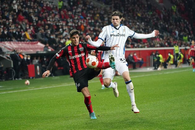 GER, UEFA EL Bayer 04 Leverkusen (GER) vs. Atalanta Bergamo (ITA) 17.03.2022, BayArena, Leverkusen, Europalegue, Gruppenhase, 5. Spieltag, GER, UEFA EL Bayer 04 Leverkusen (GER) vs. Atalanta Bergamo (ITA), im Bild: Hans Hateboer (Bergamo 33), im Zweikampf gegen Piero Hincapie (Leverkusen 33),