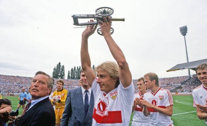 20.08.88 VfB Stuttgart - Stuttgarter Kickers Deutschland, Stuttgart, 20.08.1988, Fussball, Bundesliga, VfB Stuttgart - Stuttgarter Kickers (4:0): v.l. Gerhard Mayer-Vorfelder (Präsident VfB Stuttgart), Rainer Holzschuh (kicker), Jürgen Klinsmann (VfB Stuttgart) mit der kickers Torjägerkanone. *** 20 08 88 VfB Stuttgart Stuttgarter Kickers Germany, Stuttgart, 20 08 1988, Football, Bundesliga, VfB Stuttgart Stuttgarter Kickers 4 0 v l Gerhard Mayer Vorfelder President VfB Stuttgart , Rainer Holzschuh kicker , Jürgen Klinsmann VfB Stuttgart with the kickers goal scorer crown