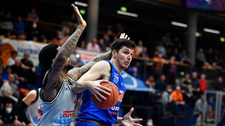 Basketball, 1. Bundesliga, Saison 2021 2022, Nachholspiel 20. Spieltag, SYNTAINICS MBC (Mitteldeutscher Basketball Club Weissenfels) vs. JobStairs GIESSEN 46ers (17.03.2022) Zweikampf um den Ball zwischen Goran Huskic (Center MBC Weissenfels, Rueckennummer 23) (re.) und Phillip Fayne (Forward Giessen, Rueckennumer 25) (li.) beim Spiel Weißenfels gegen JobStairs Gießen 46ers (17.03.2022) Weißenfels Sachsen-Anhalt Deutschland Stadthalle Weißenfels