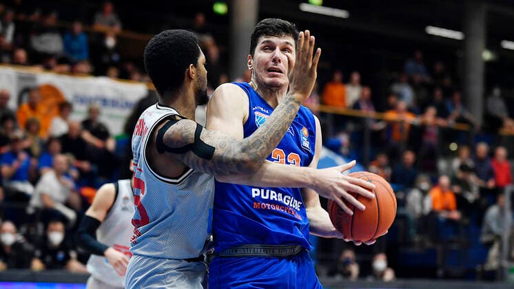 Basketball, 1. Bundesliga, Saison 2021 2022, Nachholspiel 20. Spieltag, SYNTAINICS MBC (Mitteldeutscher Basketball Club Weissenfels) vs. JobStairs GIESSEN 46ers (17.03.2022) Zweikampf um den Ball zwischen Goran Huskic (Center MBC Weissenfels, Rueckennummer 23) (re.) und Phillip Fayne (Forward Giessen, Rueckennumer 25) (li.) beim Spiel Weißenfels gegen JobStairs Gießen 46ers (17.03.2022) Weißenfels Sachsen-Anhalt Deutschland Stadthalle Weißenfels