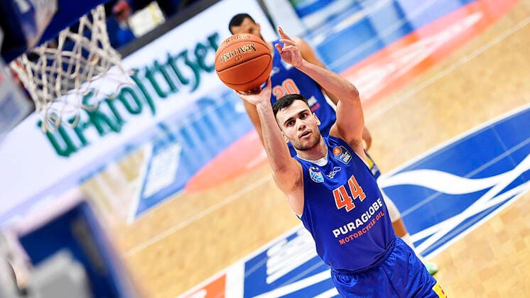 Basketball, 1. Bundesliga, Saison 2021 2022, Nachholspiel 20. Spieltag, SYNTAINICS MBC (Mitteldeutscher Basketball Club Weissenfels) vs. JobStairs GIESSEN 46ers (17.03.2022) Nikola Rebic (Guard MBC Weissenfels, Rueckennummer 44) beim Freiwurf beim Spiel Weißenfels gegen JobStairs Gießen 46ers (17.03.2022) Weißenfels Sachsen-Anhalt Deutschland Stadthalle Weißenfels