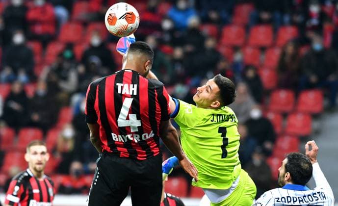 Fussball, UEFA Europa League, Herren, Saison 2021 2022, Achtelfinale, BayArena Leverkusen, Bayer Leverkusen (rot) - Atalanta Bergamo (weiss) 0:1; Juan Musso (ATB), Jonathan Tah (LEV). Aktion UEFA REGULATIONS PROHIBIT ANY USE OF PHOTOGRAPHS AS IMAGE SEQUENCES AND OR QUASI-VIDEO.