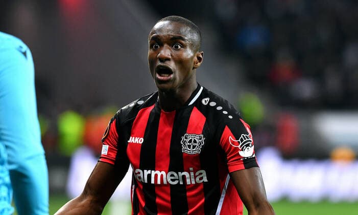 Fussball, UEFA Europa League, Herren, Saison 2021 2022, Achtelfinale, BayArena Leverkusen, Bayer Leverkusen (rot) - Atalanta Bergamo (weiss) 0:1; Moussa Diaby (LEV) unzufrieden. Enttäuschung, Frust, Aktion, Einzelbild. UEFA REGULATIONS PROHIBIT ANY USE OF PHOTOGRAPHS AS IMAGE SEQUENCES AND OR QUASI-VIDEO.