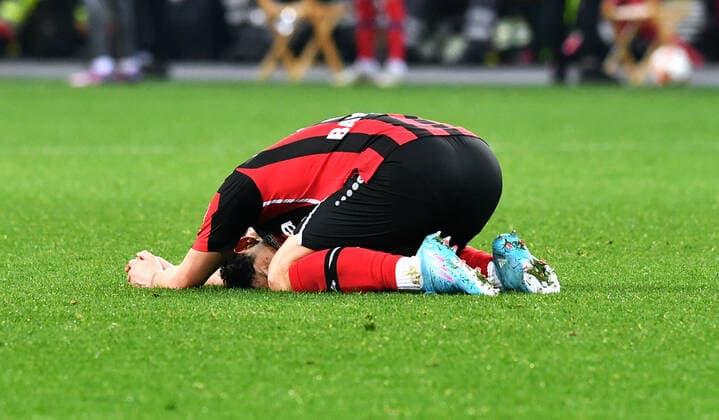 Fussball, UEFA Europa League, Herren, Saison 2021 2022, Achtelfinale, BayArena Leverkusen, Bayer Leverkusen (rot) - Atalanta Bergamo (weiss) 0:1; Sardar Azmoun (LEV) enttäuscht nach Spielende. Enttäuschung, Frust, Aktion, Einzelbild. UEFA REGULATIONS PROHIBIT ANY USE OF PHOTOGRAPHS AS IMAGE SEQUENCES AND OR QUASI-VIDEO.