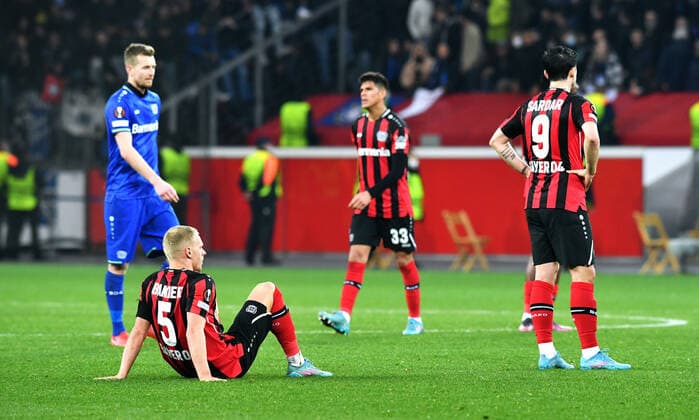 Fussball, UEFA Europa League, Herren, Saison 2021 2022, Achtelfinale, BayArena Leverkusen, Bayer Leverkusen (rot) - Atalanta Bergamo (weiss) 0:1; Mitchel Bakker (LEV), Lukas Hradecky (LEV), Sardar Azmoun (LEV) enttäuscht nach Spielende. Enttäuschung, Frust, Aktion. UEFA REGULATIONS PROHIBIT ANY USE OF PHOTOGRAPHS AS IMAGE SEQUENCES AND OR QUASI-VIDEO.