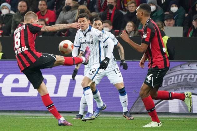 GER, UEFA EL Bayer 04 Leverkusen (GER) vs. Atalanta Bergamo (ITA) 17.03.2022, BayArena, Leverkusen, Europalegue, Gruppenhase, 5. Spieltag, GER, UEFA EL Bayer 04 Leverkusen (GER) vs. Atalanta Bergamo (ITA), im Bild: Robert Andrich (Leverkusen 8), im Zweikampf gegen Matteo Pessina (Bergamo 32),