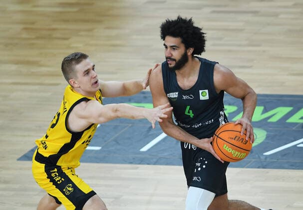 Basketball 2. Bundesliga 2020 2021 22. Spieltag in der Paul Horn Arena Tigers Tuebingen - Team Ehinge Urspring 17.03.2022 Aatu Kivimaeki (li, Tigers) gegen Tyler Cheese (re, Team Ehinge Urspring)
