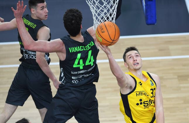 Basketball 2. Bundesliga 2020 2021 22. Spieltag in der Paul Horn Arena Tigers Tuebingen - Team Ehinge Urspring 17.03.2022 Ryan Richard Mikesell (re, Tigers) gegen Bernat Sanchez (Mitte, Team Ehinge Urspring) und Maximilian Langenfeld (li, Team Ehinge Urspring)