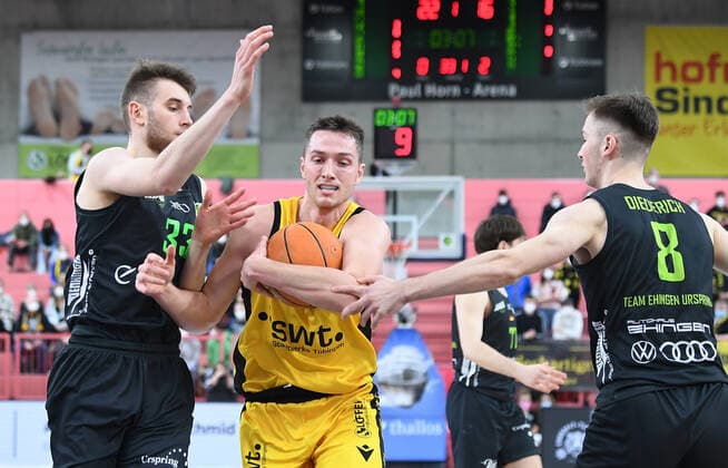 Basketball, 2. BL, Tigers Tübingen - Ehingen Urspring Basketball 2. Bundesliga 2020 2021 22. Spieltag in der Paul Horn Arena Tigers Tuebingen - Team Ehinge Urspring 17.03.2022 Ryan Richard Mikesell (Mitte, Tigers) gegen Daniel Zdravevski (li, Team Ehinge Urspring) und Jonathan Diederich (re, Team Ehinge Urspring)