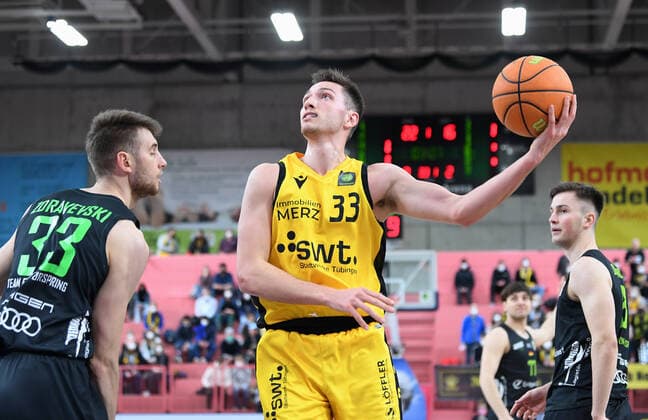 Basketball, 2. BL, Tigers Tübingen - Ehingen Urspring Basketball 2. Bundesliga 2020 2021 22. Spieltag in der Paul Horn Arena Tigers Tuebingen - Team Ehinge Urspring 17.03.2022 Ryan Richard Mikesell (Mitte, Tigers) gegen Daniel Zdravevski (li, Team Ehinge Urspring) und Jonathan Diederich (re, Team Ehinge Urspring)