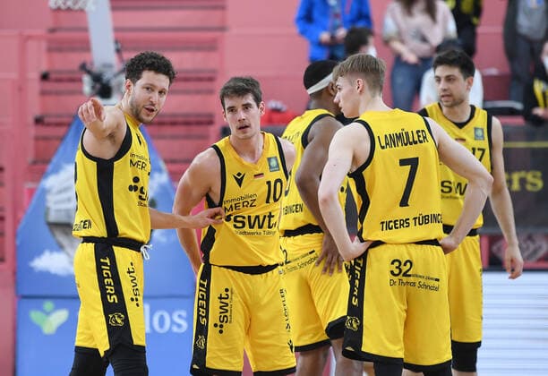 Basketball, 2. BL, Tigers Tübingen - Ehingen Urspring Basketball 2. Bundesliga 2020 2021 22. Spieltag in der Paul Horn Arena Tigers Tuebingen - Team Ehinge Urspring 17.03.2022 Joanic Gruettner Bacoul , Gianni Otto, Timo Lanmueller (v.li, alle Tigers)