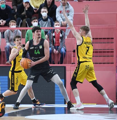 Basketball 2. Bundesliga 2020 2021 22. Spieltag in der Paul Horn Arena Tigers Tuebingen - Team Ehinge Urspring 17.03.2022 Bernat Sanchez (Mitte, Team Ehinge Urspring) gegen Timo Lanmueller (re, Tigers) und Gianni Otto (li, Tigers)