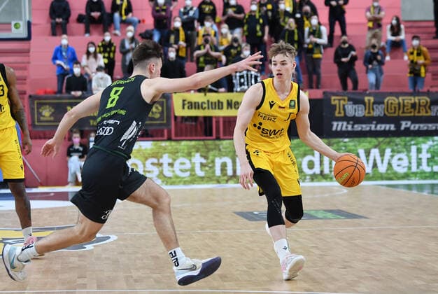 Basketball 2. Bundesliga 2020 2021 22. Spieltag in der Paul Horn Arena Tigers Tuebingen - Team Ehinge Urspring 17.03.2022 Timo Lanmueller (re, Tigers) gegen Jonathan Diederich (re, Team Ehinge Urspring)