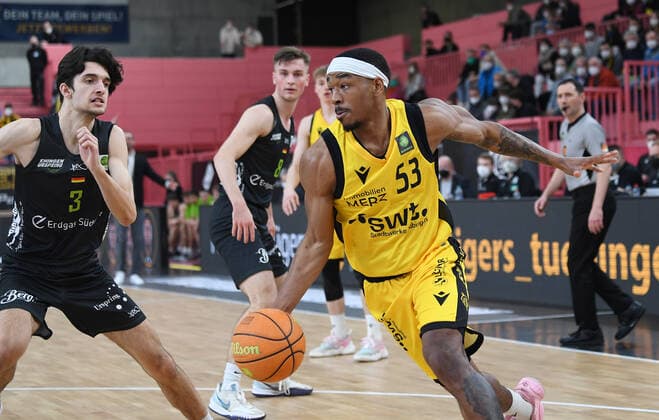 Basketball, 2. BL, Tigers Tübingen - Ehingen Urspring Basketball 2. Bundesliga 2020 2021 22. Spieltag in der Paul Horn Arena Tigers Tuebingen - Team Ehinge Urspring 17.03.2022 Tim Martinez (li, Team Ehinge Urspring) gegen Isaiah Crawley (re, Tigers)