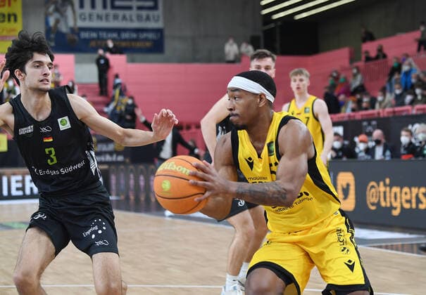 Basketball, 2. BL, Tigers Tübingen - Ehingen Urspring Basketball 2. Bundesliga 2020 2021 22. Spieltag in der Paul Horn Arena Tigers Tuebingen - Team Ehinge Urspring 17.03.2022 Tim Martinez (li, Team Ehinge Urspring) gegen Isaiah Crawley (re, Tigers)